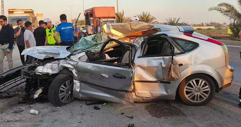 İnfaz koruma memurlarının bulunduğu otomobil, hafriyat kamyonuna çarptı; 2 ölü, 1 yaralı