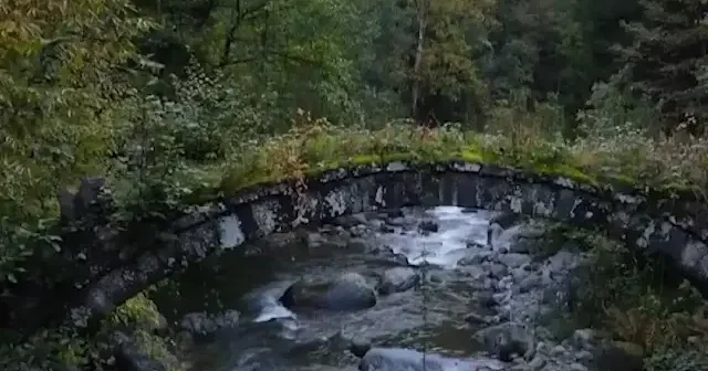 Tarihi köprü sel sularına yenik düştü VİDEO İZLE