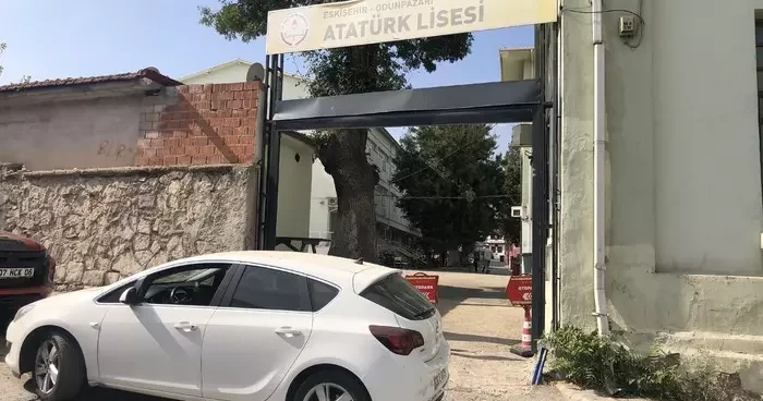 Kamyon kasasının takıldığı okul kapısında zarar oluştu