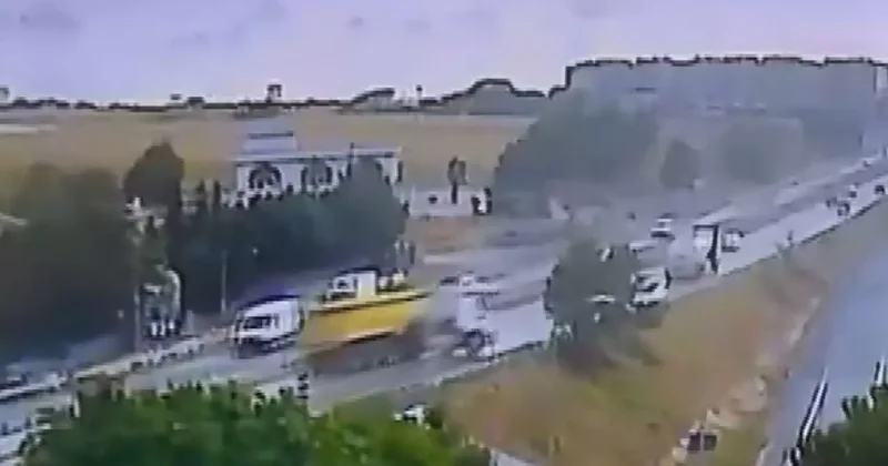 E 5 te hafriyat kamyonu devrildi! Yol trafiğe kapatıldı