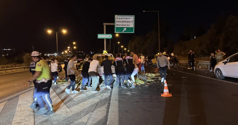 İzmir de kaza sonucu kamyonette sıkışan 3 kişi kurtarıldı