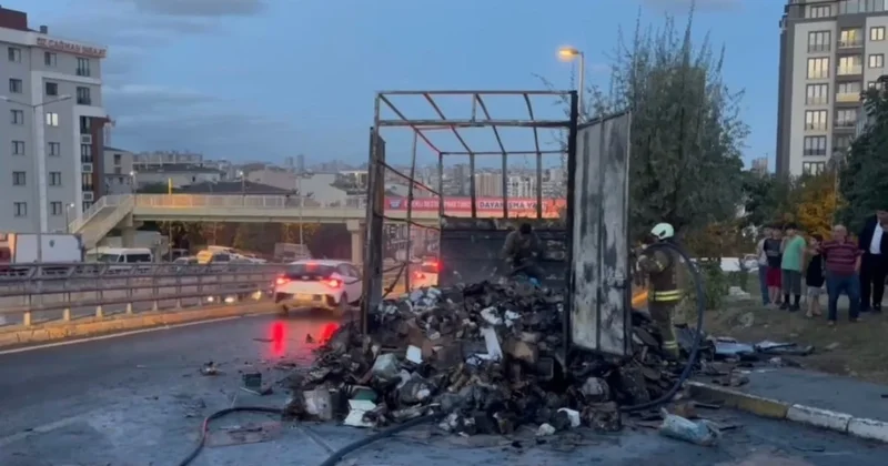 İstanbul da kargo kamyoneti küle döndü Sözcü Gazetesi