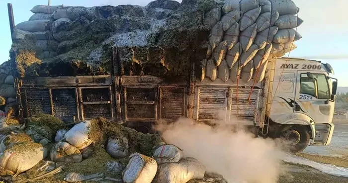Siirt te saman yüklü kamyonda yangın