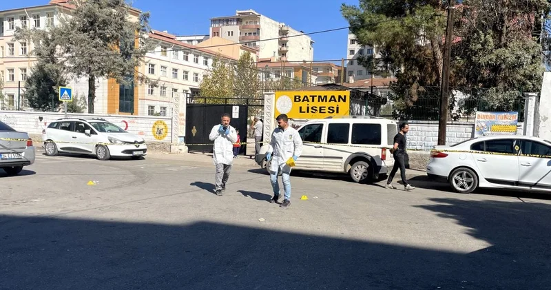 Lise önünde silahlı çatışma: Çocuklar kıl payı kurtuldu