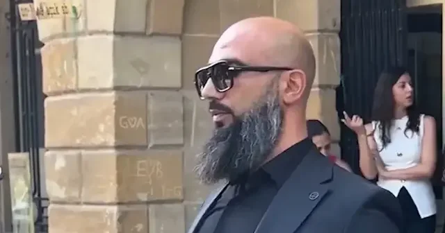 KKTC de gösteri yapan başörtüsü düşmanlarına tek başına direndi VİDEO İZLE