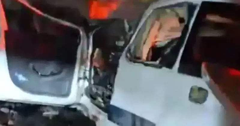 Hafif ticari araç, kamyona arkadan çarptı: 2 ölü, 1 yaralı
