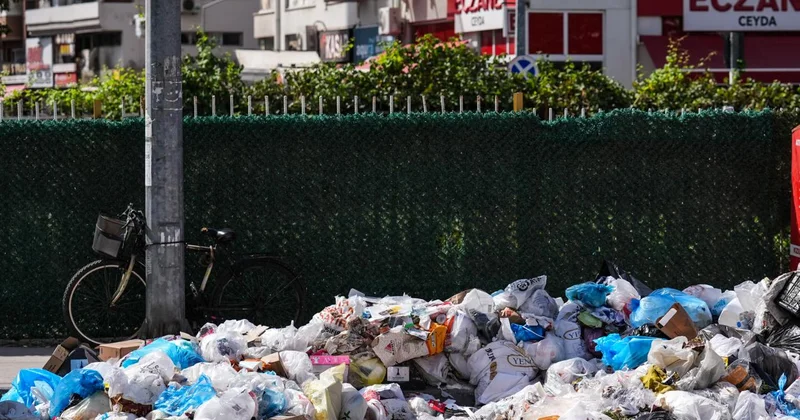 İzmir de işçi eylemleri bitti ama çöp çilesi bitmedi