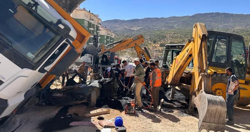Üzerine kamyon devrilen otomobilin sürücüsü hayatını kaybetti