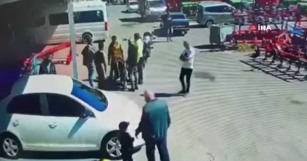 Motosiklet sürücüsünden evrak isteyen polise yumruk