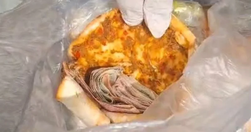 Zabıtalara yakalanan dilenci topladığı paraları lahmacunun içine gizlemiş