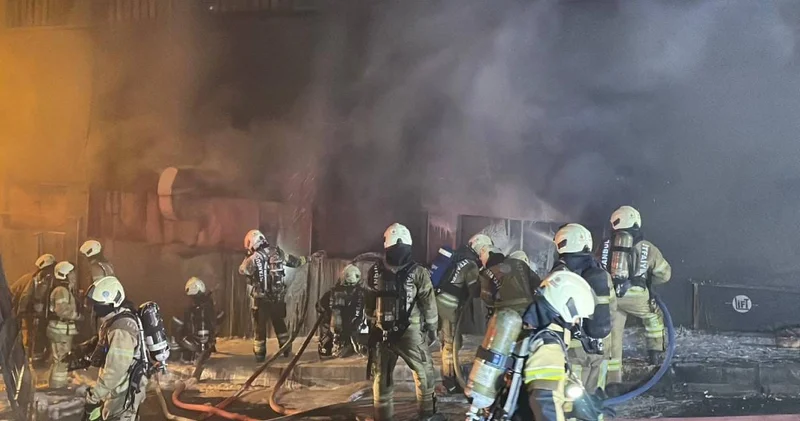 Kağıthane de yangın alarmı: Matbaa deposu küle döndü