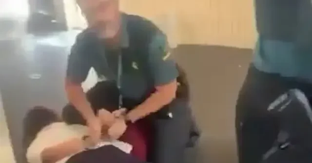 Uyarılara rağmen İbranice şarkı söyleyen 53 Yahudi yolcu uçaktan indirildi VİDEO İZLE