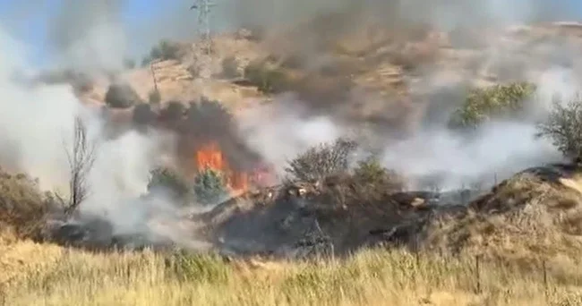 Hakkari’de anız yangını rüzgarın etkisiyle büyüdü