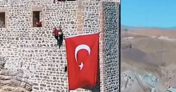 Hoşap Kalesi’nde bayrak yeniden asıldı