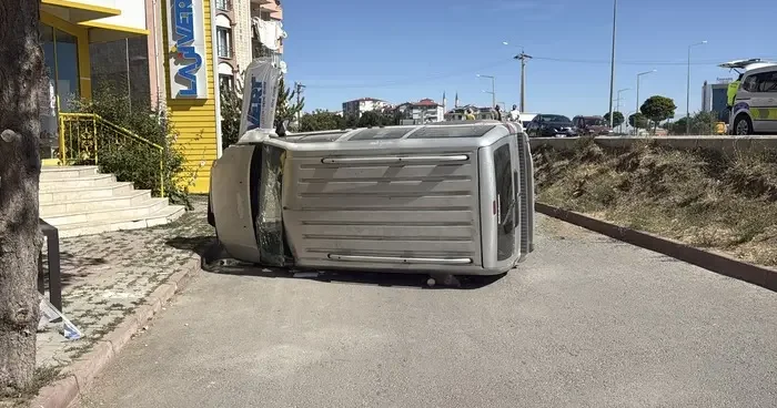 Araçlardan biri yoldan çıkıp devrildi, kazada yaralanan olmadı