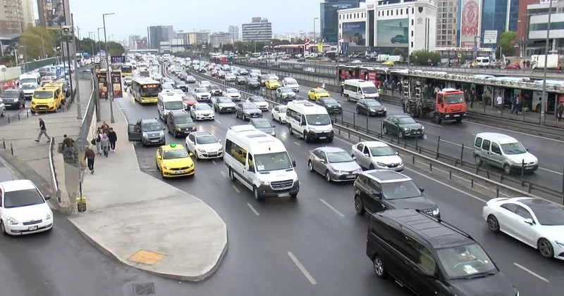 İstanbul da yağmur ve trafik! Son dakika haberleri