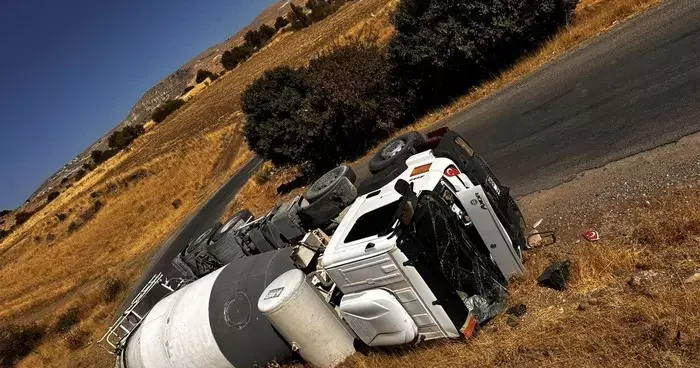 Tunceli’de beton mikseri ve tır devrildi