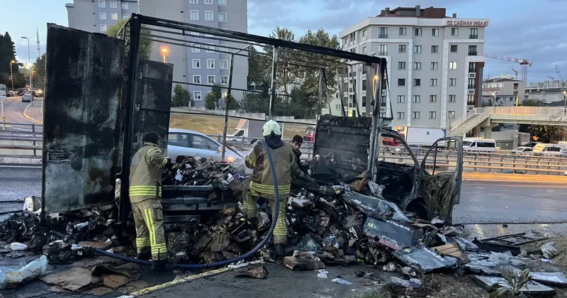 Küçükçekmece’de alev alan kargo yüklü kamyonet küle döndü