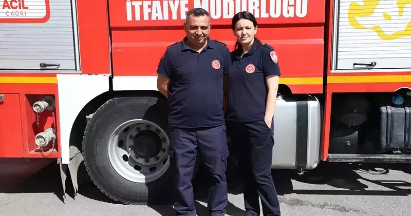 İtfaiyeci çift, alevlerle savaşıyor
