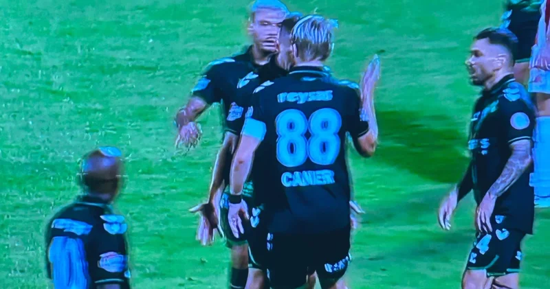 Bir Caner Erkin vukuatı daha! Takım arkadaşını tokatladı, kırmızı kart gördü