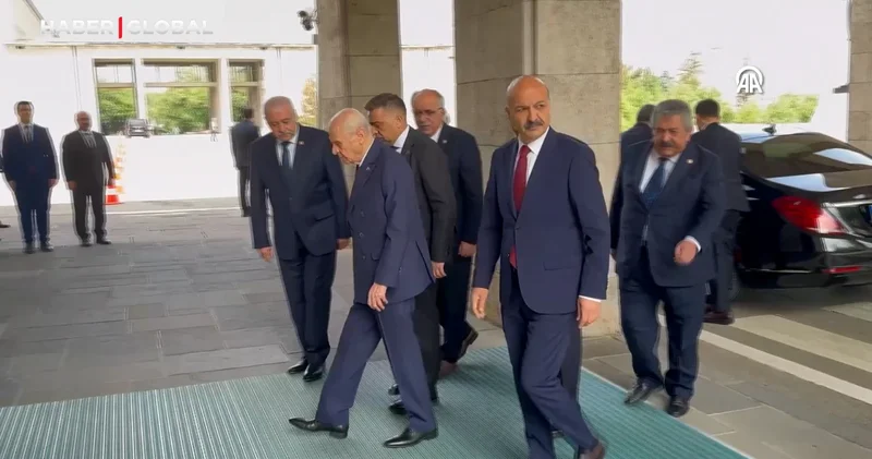 MHP Genel Başkanı Devlet Bahçeli meclise böyle geldi