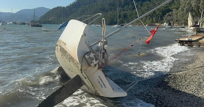 Marmaris’te şiddetli rüzgar tekneyi kıyıya sürükledi