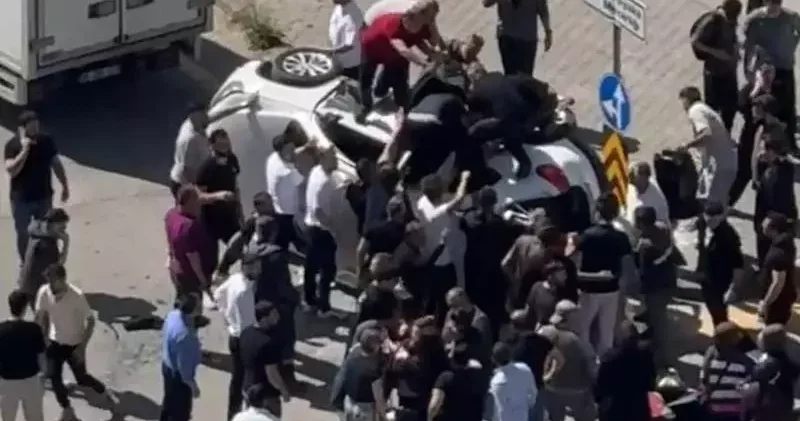 Hafif ticari araç ile otomobil çarpıştı: 2 si bebek 6 yaralı