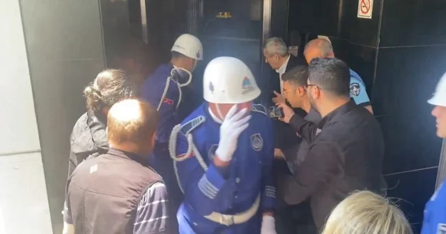 İlhan Şeşen in cenazesi asansörde mahsur kaldı VİDEO İZLE