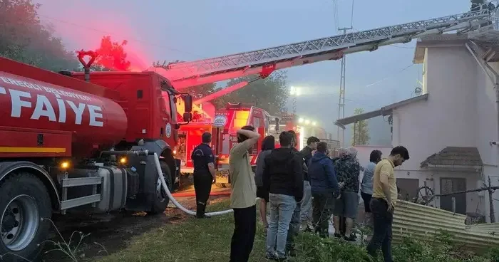Apartmanın çatısında çıkan yangın paniğe neden oldu