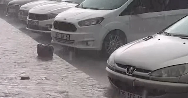 Karabük’te şiddetli rüzgar ve sağanak: Binaların çatısı uçtu VİDEO İZLE
