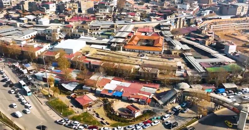 Bakan Kurum, Kahramanmaraş ta restorasyonu süren Tarihi Kapalı Çarşı nın görüntülerini paylaştı