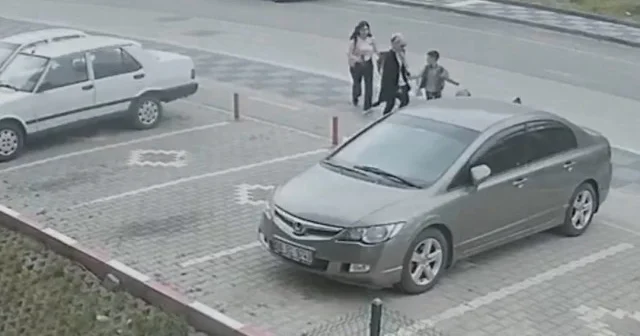 Canlarını zor kurtardılar: Mamak’ta sahipsiz köpekler yoldan geçen anne ve çocuklarına saldırdı VİDEO İZLE