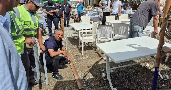 Sahilde işgale müdahale: Masalar kaldırıldı, şerit çekildi