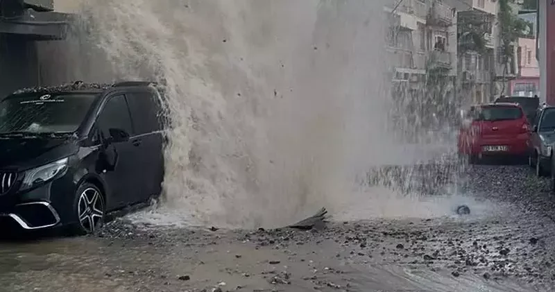 İzmir de isale hattı patladı; 4 otomobil hasar gördü