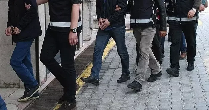İstanbul da gizli toplantı evleri! Eş zamanlı baskında onlarca gözaltı: FETÖ cüler öğrenci böyle kandırıyormuş