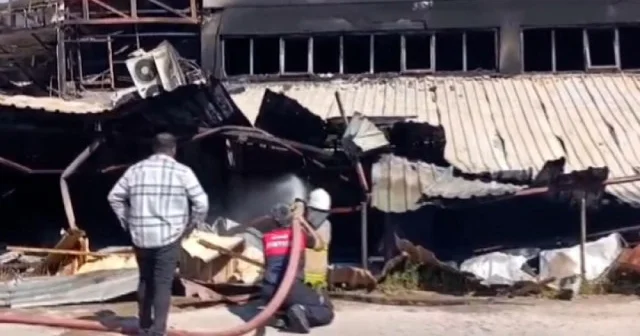 İzmir’de plastik sandalye fabrikasında korkutan yangın VİDEO İZLE