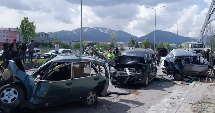 Erzurum da beton mikseri 8 araca çarparak devrildi