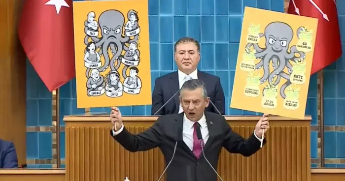 Merak uyandıran sözlerinden sonra Özgür Özel kürsüden iki ahtapot gösterdi: Tayyip beyin esas ahtapotunu göstereyim