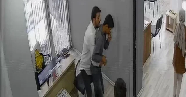 Ordulu esnaf Heimlich manevrası ile çalışanının hayatını kurtardı VİDEO İZLE