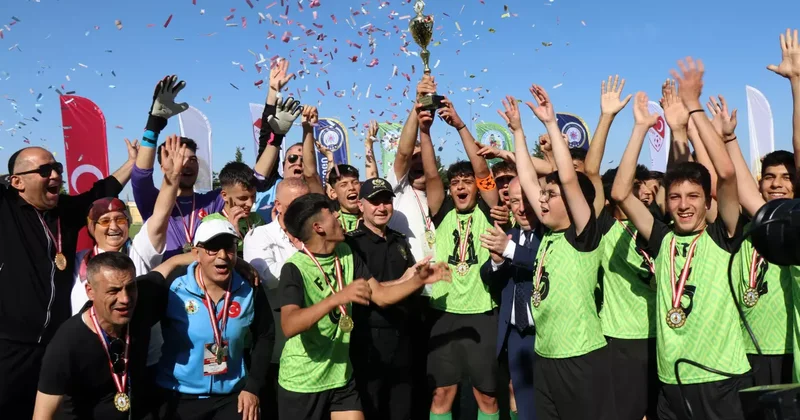 Muhtarların kulüp başkanı olduğu turnuvada 200 futbolcu keşfedildi