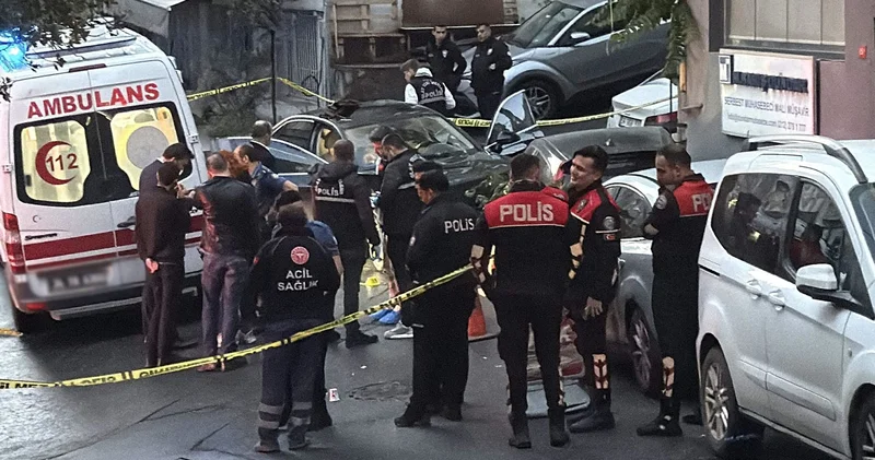 İstanbul da kanlı pusu: Kurşunların hedefi olan genç adam, olay yerinde can verdi