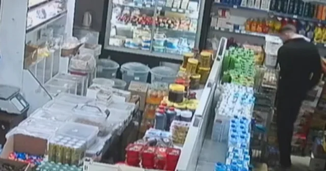 Arnavutköy de zehir tacirleri polisi görünce uyuşturucuyu poşete koyup markete sakladı, VİDEO İZLE