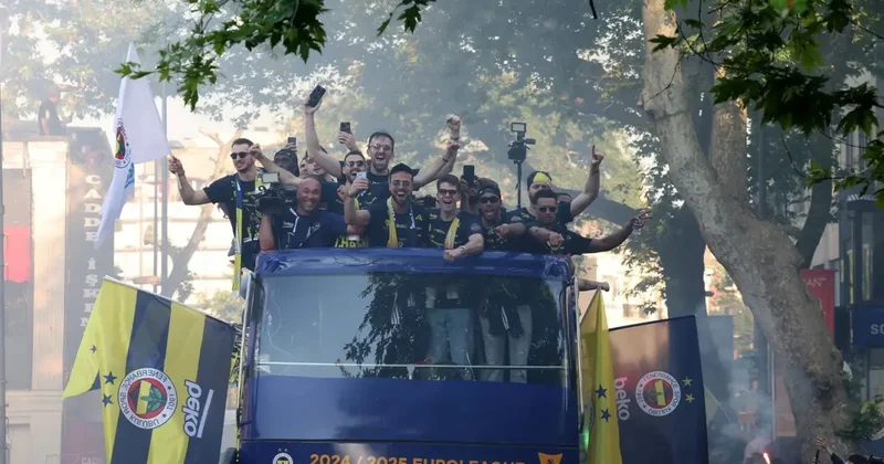 Melih Mahmutoğlu ndan üstü açık otobüste Galatasaray a gönderme