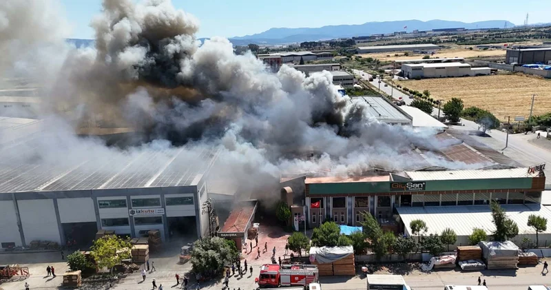 İzmir de fabrika yangını: Çok sayıda ekip sevk edildi
