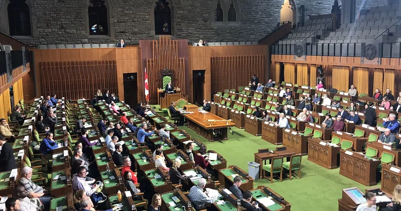 Yeni meclis başkanını böyle oturttular: Bir yandan muhalefet bir yandan iktidar...