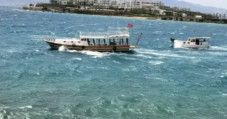 Feribot seferlerine fırtına engeli