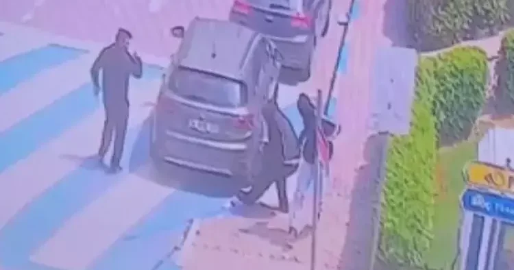 İstanbul da bankadan çıkan iş insanına büyük şok! Elindeki para dolu çantayı alıp kaçtılar