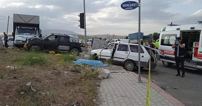 Konya da otomobil ile kamyonet çarpıştı! Yaşlı çift hayatını kaybetti