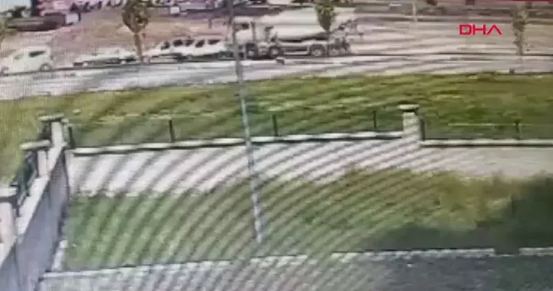 Beton mikserinin çarptığı araçlar hurdaya döndü, sürücü yaralandı