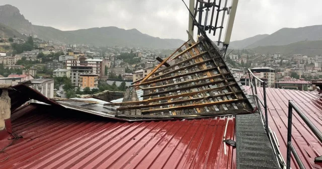 Hakkari de fırtına: Binanın çatısı uçtu VİDEO İZLE